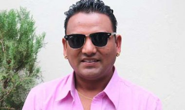 निषेधाज्ञामा फिल्मको स्क्रिप्ट र गीत लेख्दै शंकर बिसी