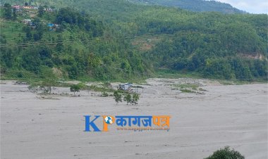 मेलम्चीको बहाव बढ्यो, बजारमा बाँकी रहेकाहरु माथि उक्लिए