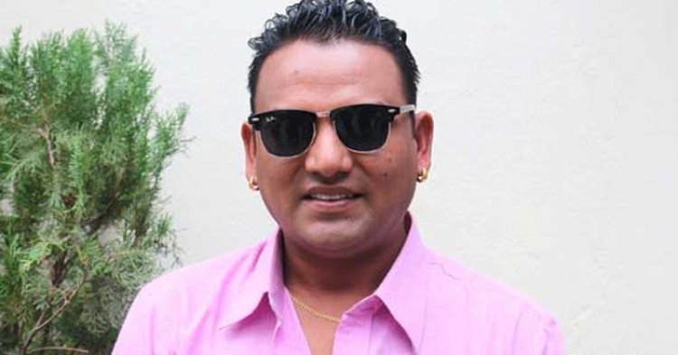 निषेधाज्ञामा फिल्मको स्क्रिप्ट र गीत लेख्दै शंकर बिसी