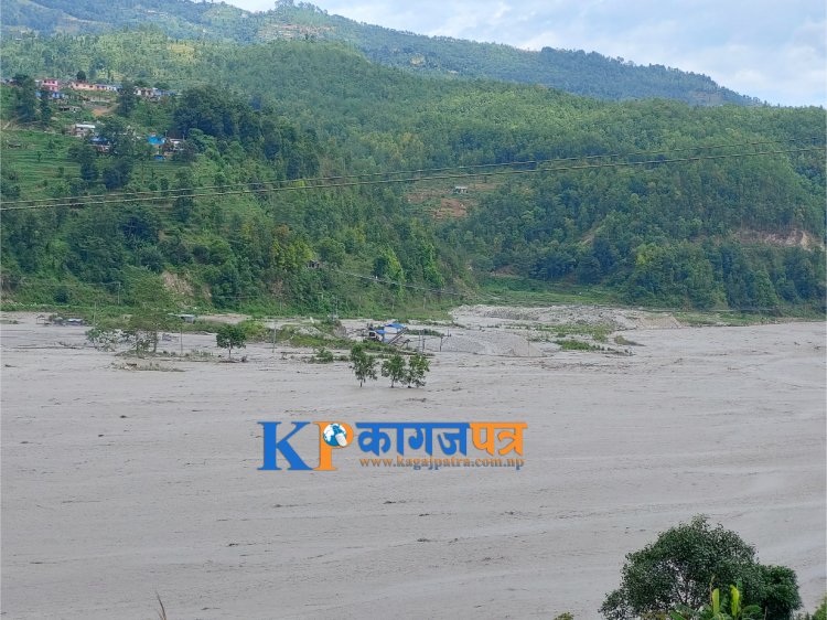 मेलम्चीको बहाव बढ्यो, बजारमा बाँकी रहेकाहरु माथि उक्लिए